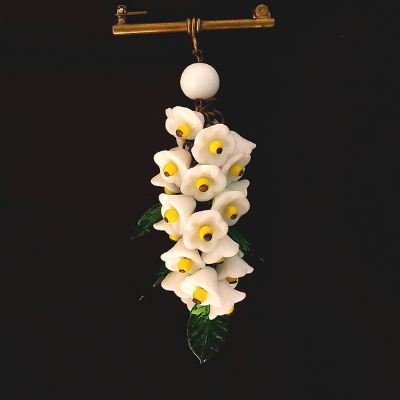 Rare 1930s Art Deco White Czech glass dangling daisy flower brooch - Picture 1 of 3